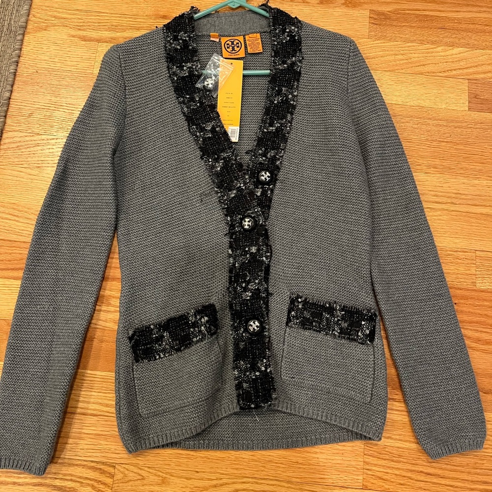 Never worn! I’m excellent condition. This XS runs big!